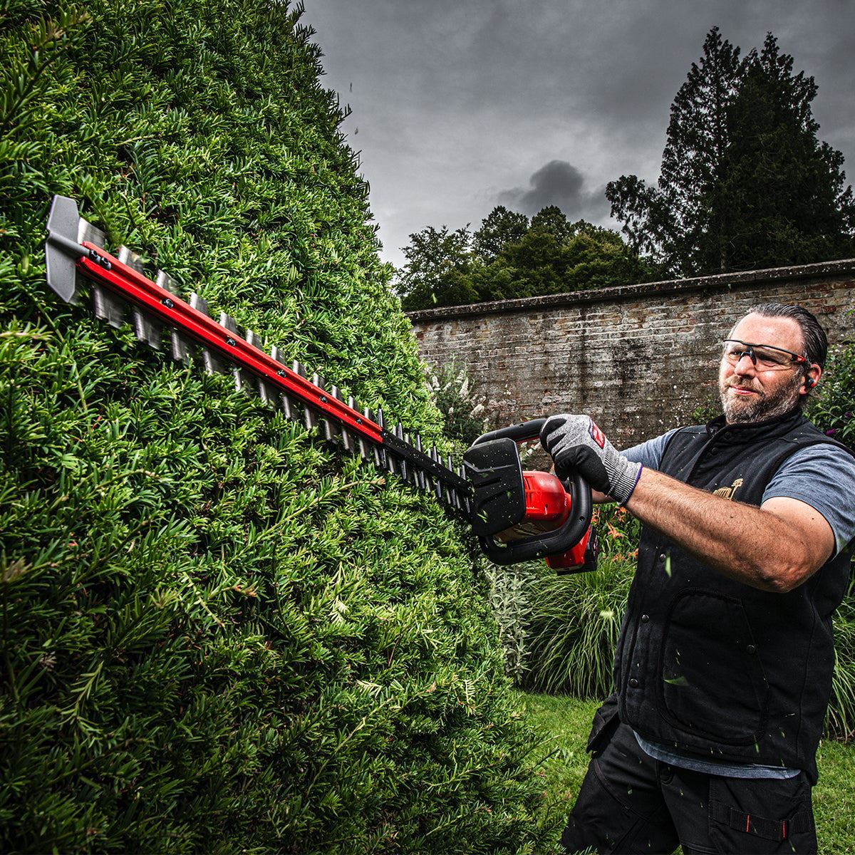 Milwaukee M18FHET75G2-0 18V FUEL Brushless 75cm Hedge Trimmer Body Only 4933498387