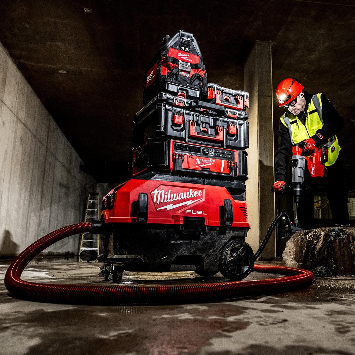 Milwaukee M18ONEF2VC34M-0 AC/DC 18V Dual Battery Brushless 34L M-Class Dust Extractor with VACLINK Body Only 4933498143